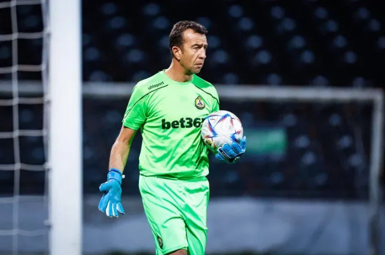 外国人「三浦カズ並だ」50歳の現役ブルガリア人ゴールキーパーが話題に！【海外の反応】